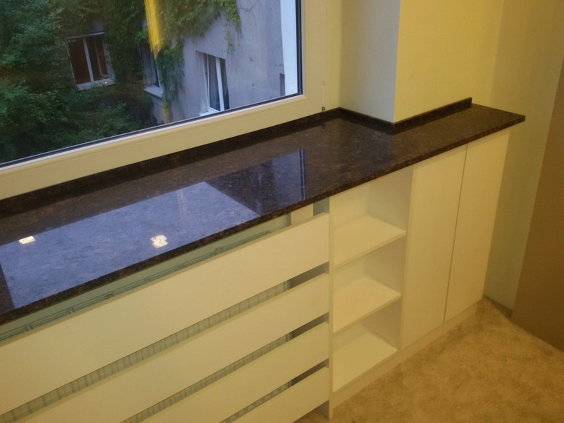 Parapet z kamienia przy oknie